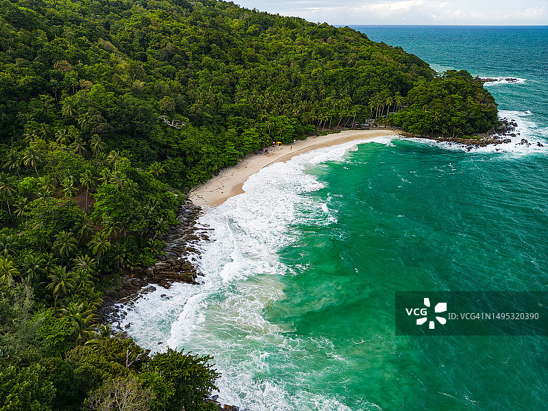 泰国普吉岛椰林海滩航拍：强风巨浪冲击海岸图片素材