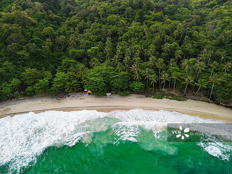 泰国普吉岛椰林海滩航拍：强风巨浪冲击海岸图片素材