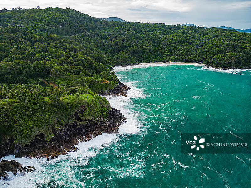 泰国普吉岛椰林海滩航拍：强风巨浪冲击海岸图片素材