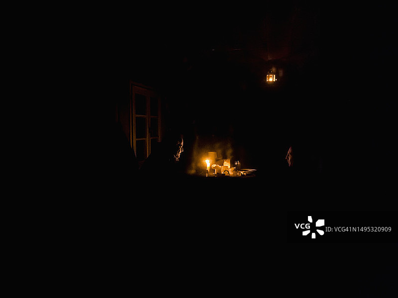 两名男子坐在黑暗的房间里图片素材