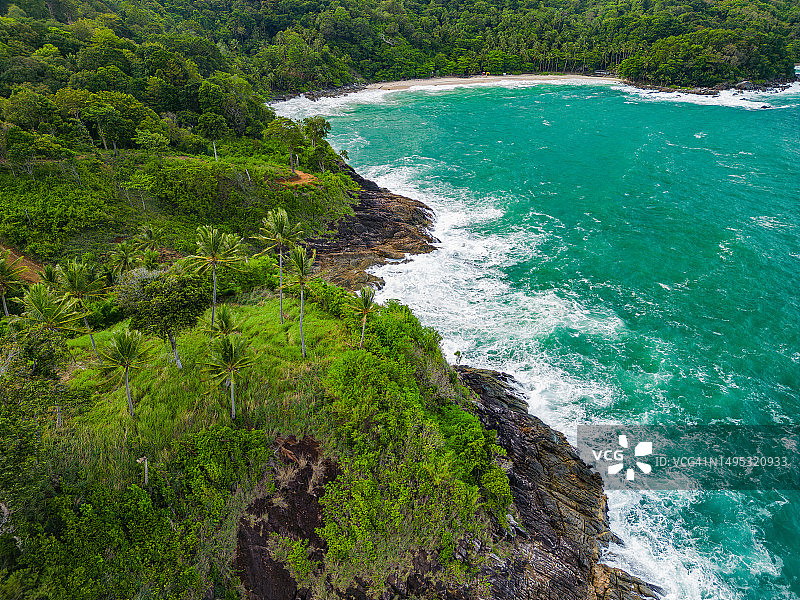 泰国普吉岛椰林海滩航拍：强风巨浪冲击海岸图片素材