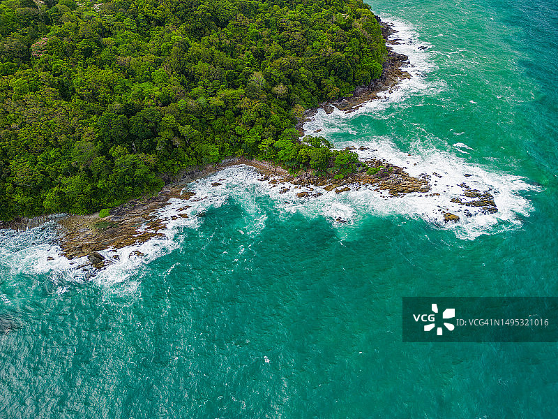 泰国普吉岛椰林海滩航拍：强风巨浪冲击海岸图片素材