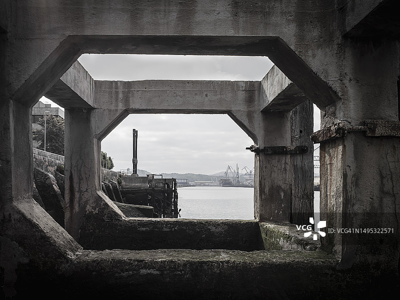 毕尔巴鄂河边的旧建筑和背景中的建筑起重机图片素材