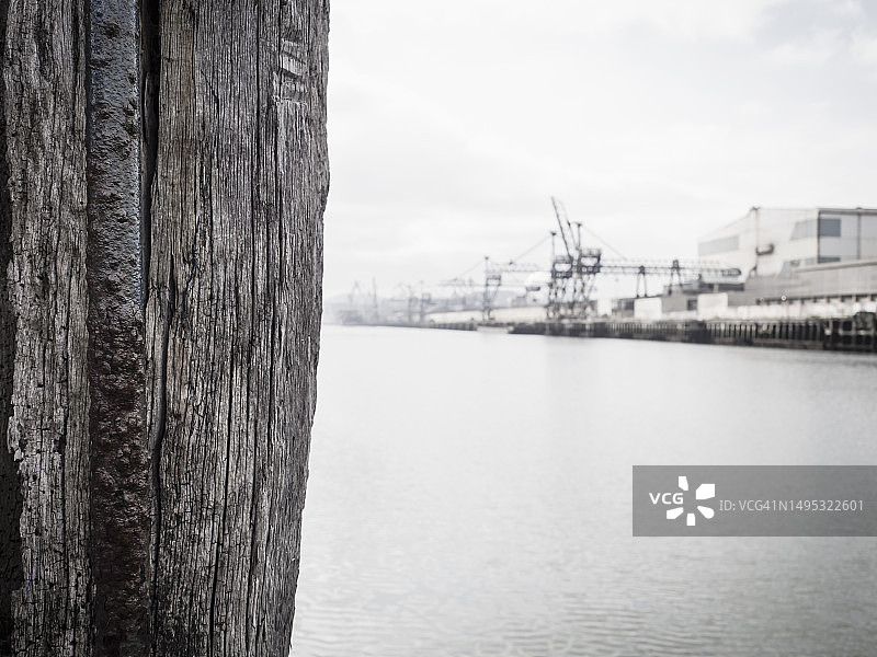 毕尔巴鄂河畔的建筑起重机和塞斯陶的阿赛洛米塔尔图片素材