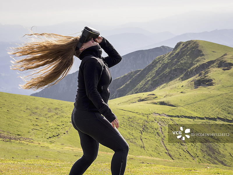 女人在山上体验虚拟现实图片素材