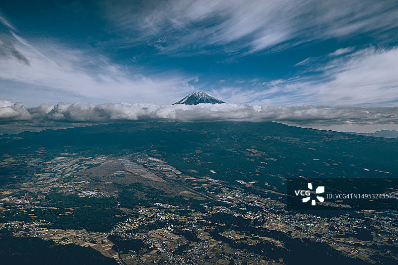 云雾之上，日本壮丽的富士山峰图片素材