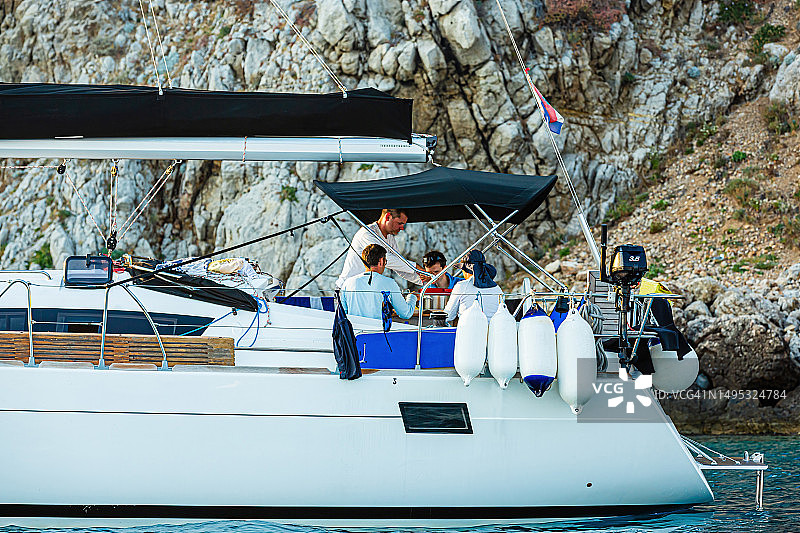 帆船上的船员晚餐图片素材