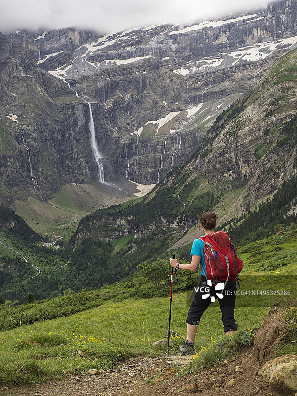 在比利牛斯山脉徒步，眺望法国加瓦尔尼冰斗的女人图片素材