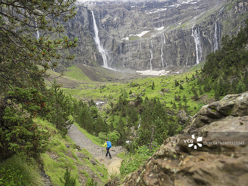 在比利牛斯山脉徒步，眺望法国加瓦尔尼冰斗的女人图片素材
