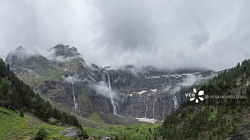 法国比利牛斯山加瓦尔尼冰斗风光图片素材