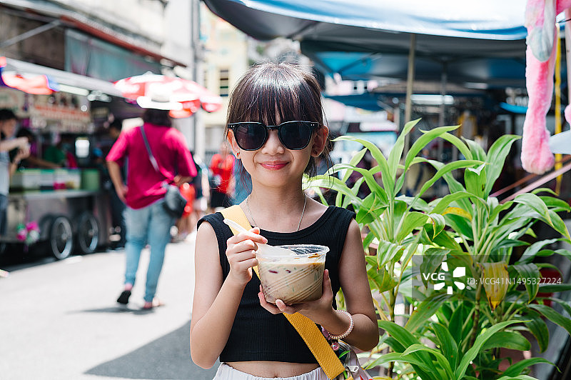 在槟城吃晶露的亚洲华人图片素材