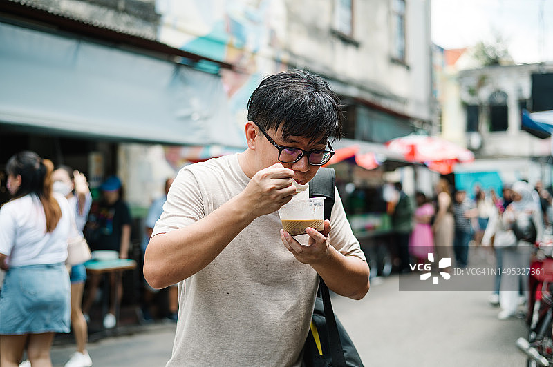 在槟城吃晶露的亚洲华人图片素材