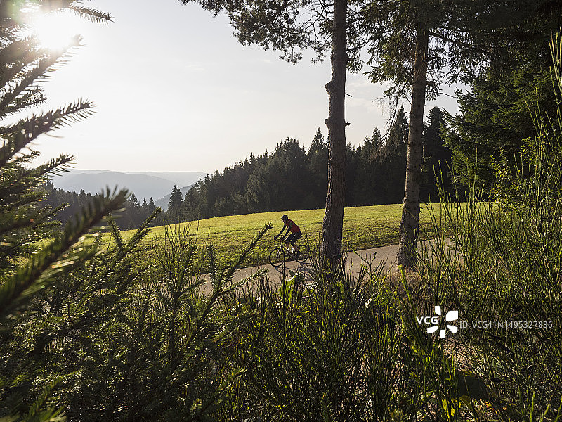 德国中部黑森林自行车之旅，骑赛车的男人图片素材