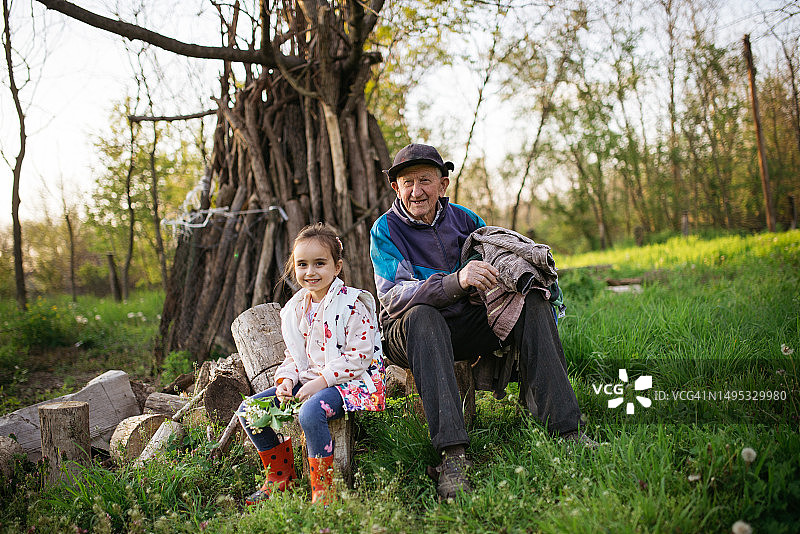 小女孩和曾祖父一起欢笑看着镜头图片素材
