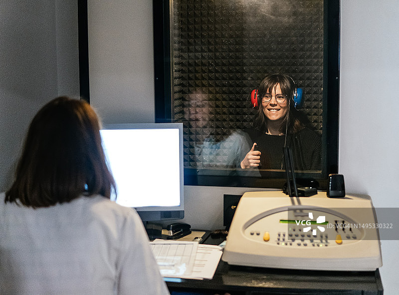 客户测量听力健康图片素材