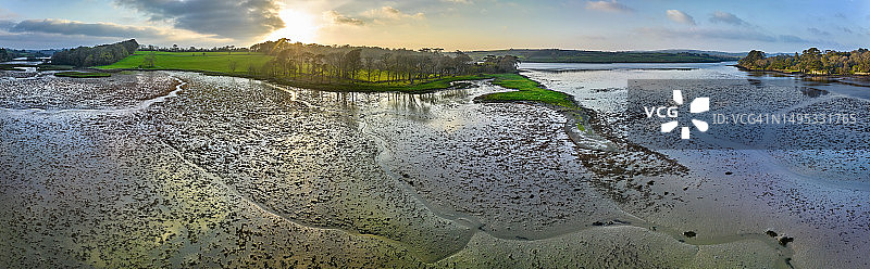爱尔兰巴尔的摩湾伊伦河的退潮图片素材