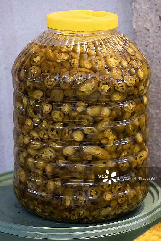 市场货架上腌制辣椒特写图片素材