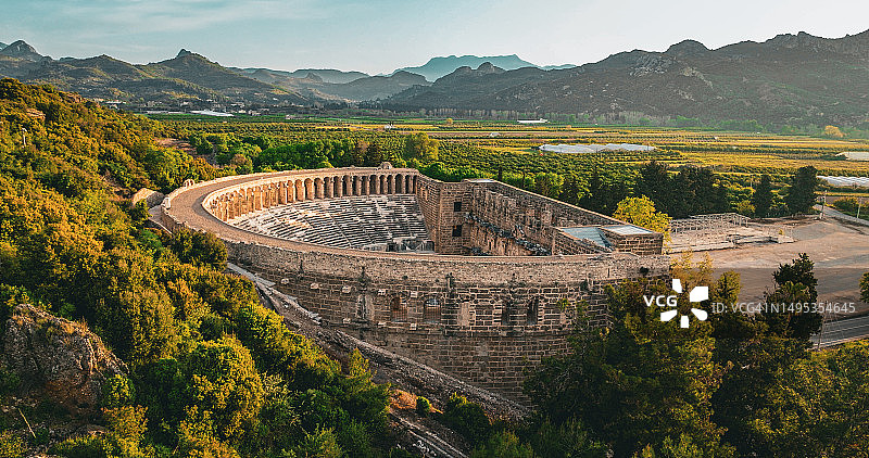 安塔利亚阿斯潘多斯古城圆形剧场鸟瞰图，土耳其阿斯潘多斯历史古迹，保存最完好的古城，阿斯潘多斯古城鸟瞰图，最佳历史罗马古剧院图片素材