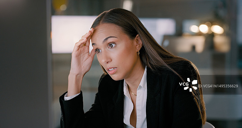 深夜因电脑问题而焦虑的女商人图片素材