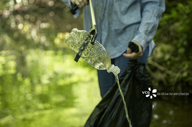 青少年清理垃圾图片素材