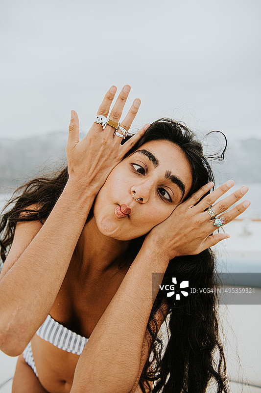 一位女性在乘船旅行中做鬼脸图片素材