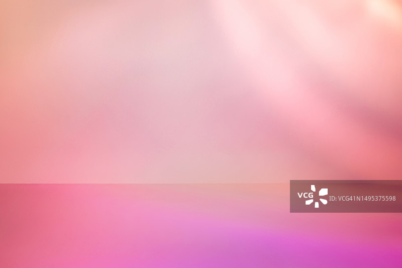 粉色、紫色渐变墙壁工作室空房间，带金色光效果。具有梦幻节日灯光的抽象3D背景。正面视图，复制空间。图片素材