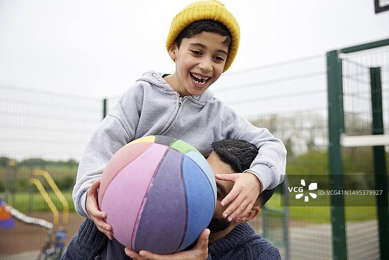 男孩和父亲一起打篮球图片素材