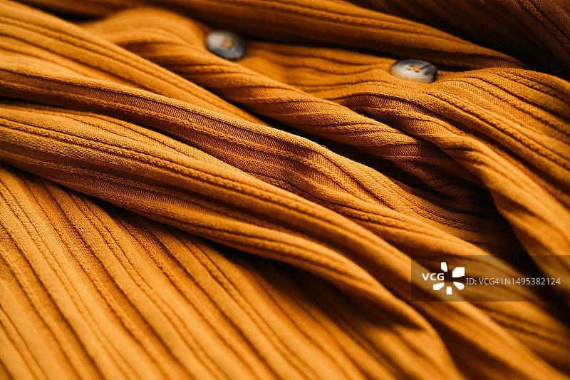 带纽扣的橙色毛衣图片素材