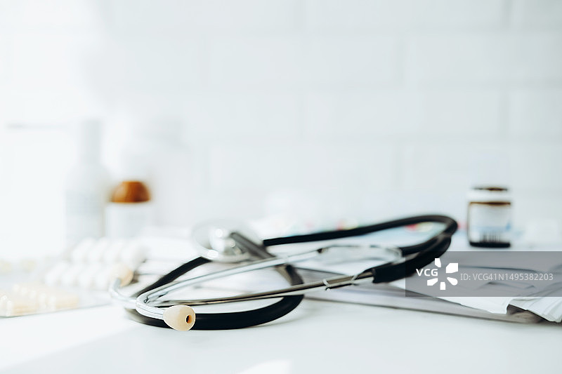 听诊器、纸张、药丸和医疗瓶图片素材