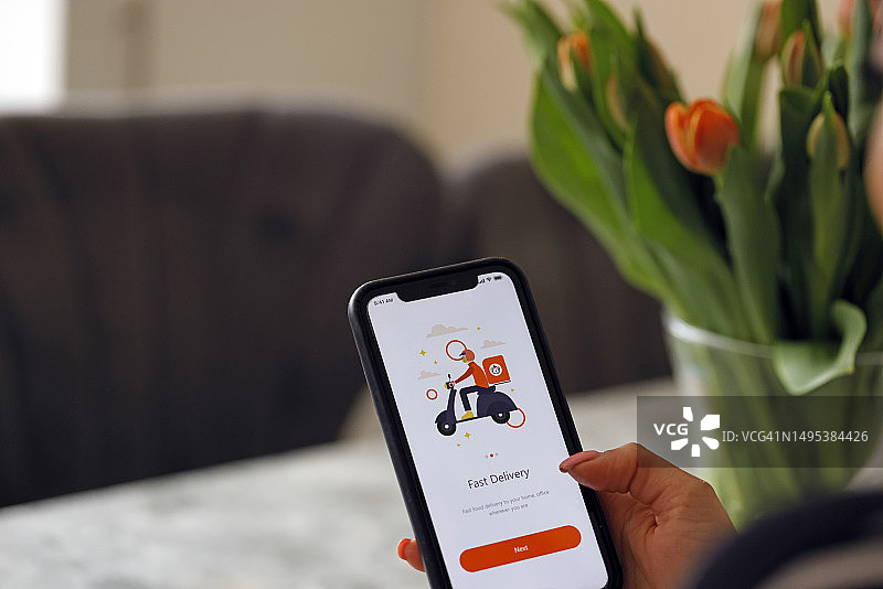 特写：女人使用智能手机外卖App图片素材