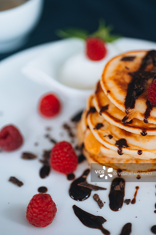 巧克力和新鲜覆盆子薄煎饼图片素材