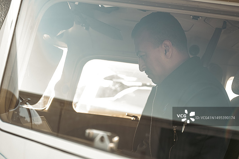 飞行员专心坐在驾驶舱内图片素材