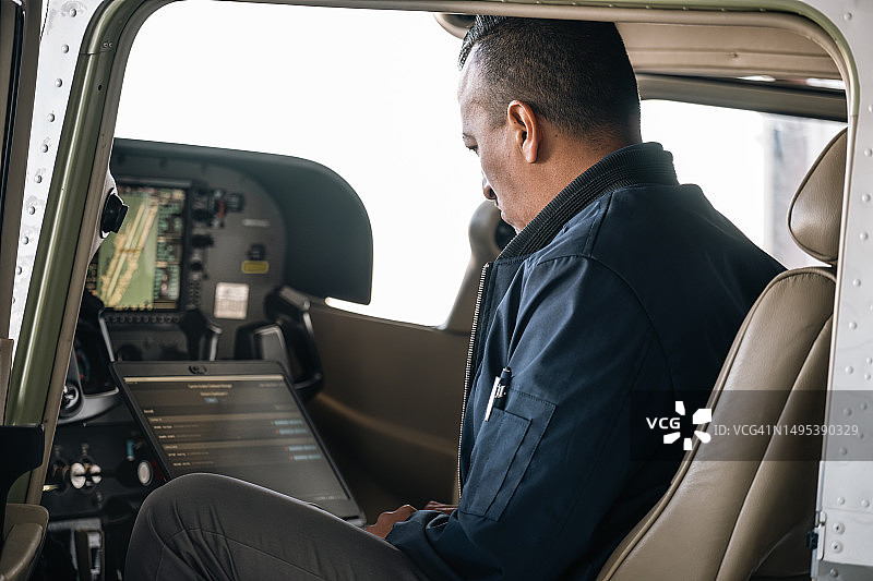 飞机维修设施内的场景图片素材