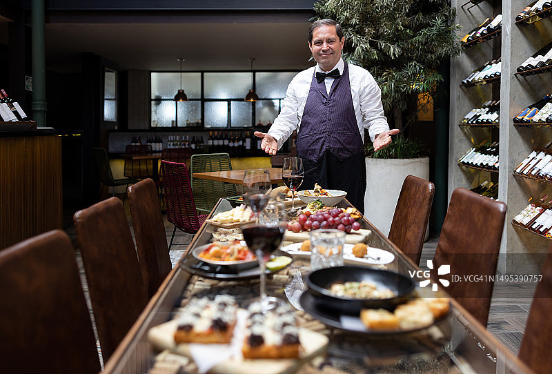 服务员在高级餐厅提供食物服务图片素材