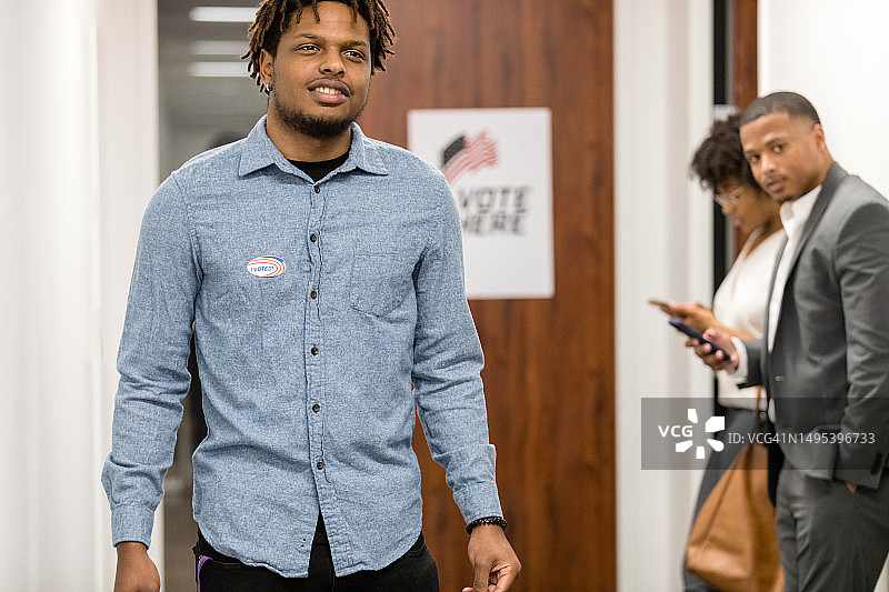 年轻人离开投票站图片素材
