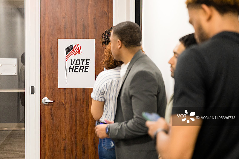 一群难以辨认的多种族美国人在排队投票图片素材
