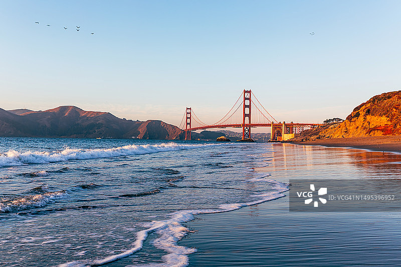 旧金山贝克海滩的日落金门大桥图片素材