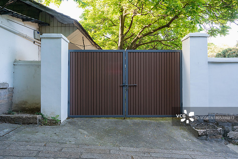 关闭的双开门图片素材