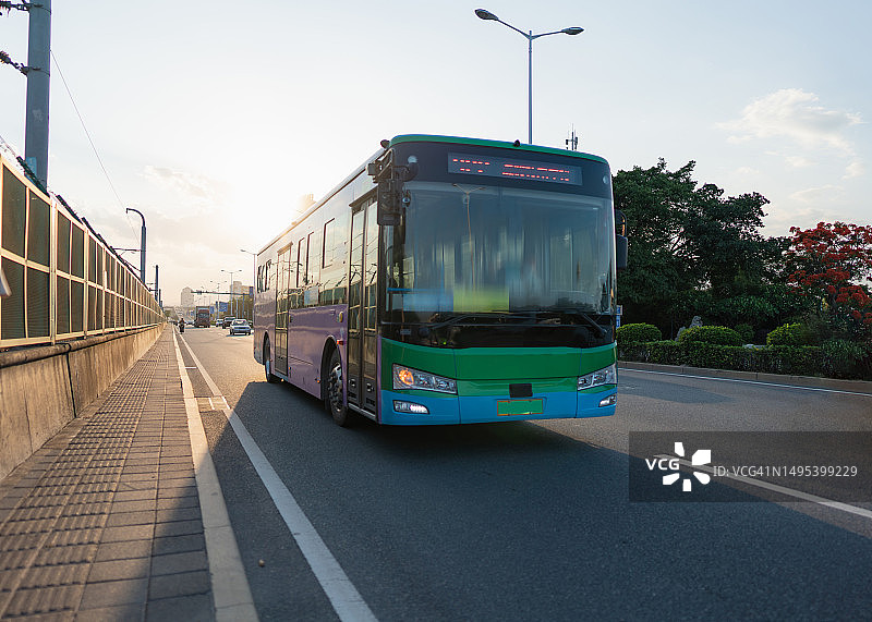 城市道路上的电动公交车图片素材