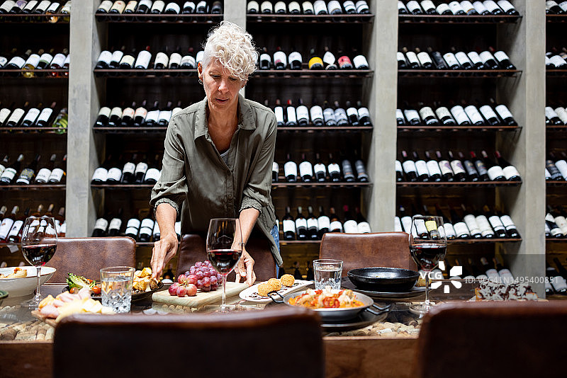 葡萄酒商在她的酒窖里举办品酒会图片素材
