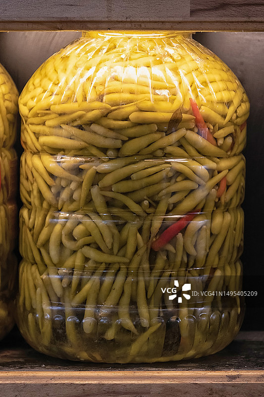 罐装腌制小辣椒特写图片素材