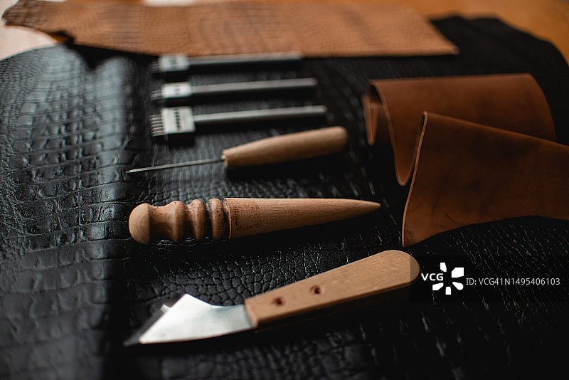 一套用于制作皮革制品的制革工具，小本生意、工艺品和爱好概念图片素材