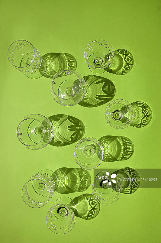 古董水晶玻璃杯抽象静物图片素材