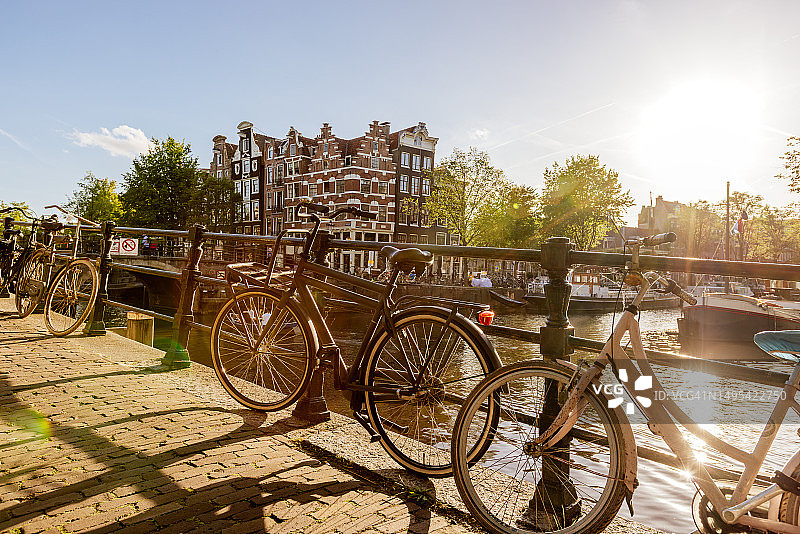 阿姆斯特丹运河旁的自行车和阳光图片素材