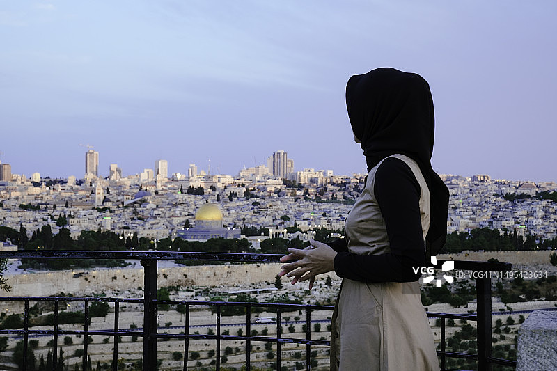 站在老城的亚洲穆斯林妇女图片素材