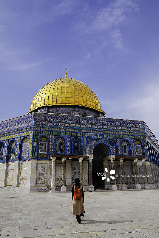 以圆顶清真寺为背景的亚洲穆斯林妇女图片素材