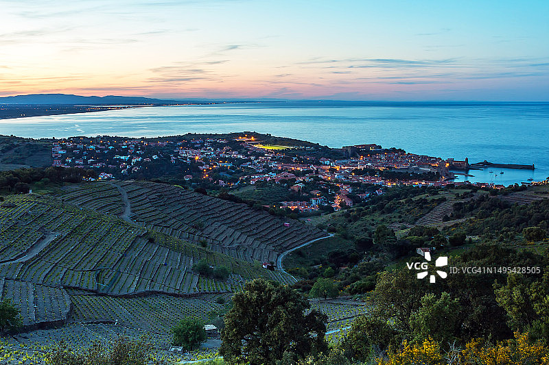 地中海附近日落时分的古老村庄图片素材