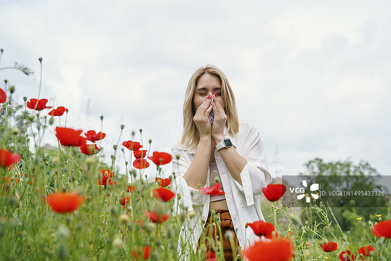 对春季鲜花和花粉过敏的女人图片素材