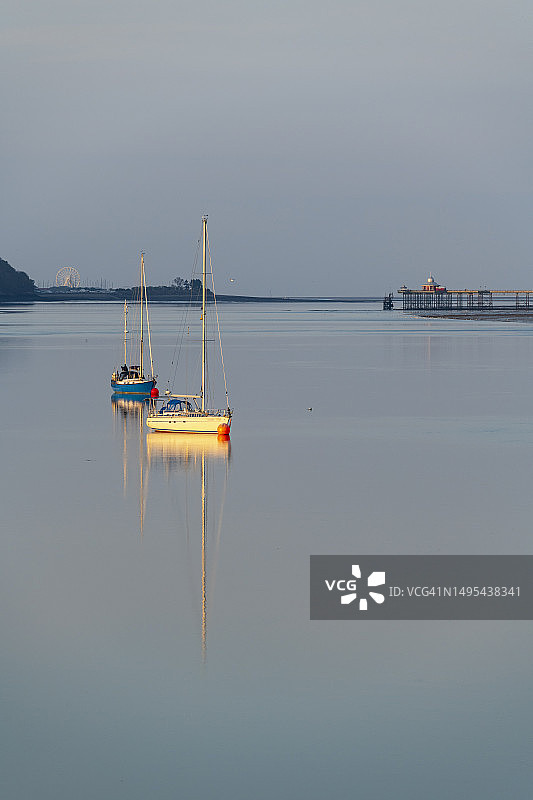 黄昏时分北威尔士梅奈海峡上的船只图片素材
