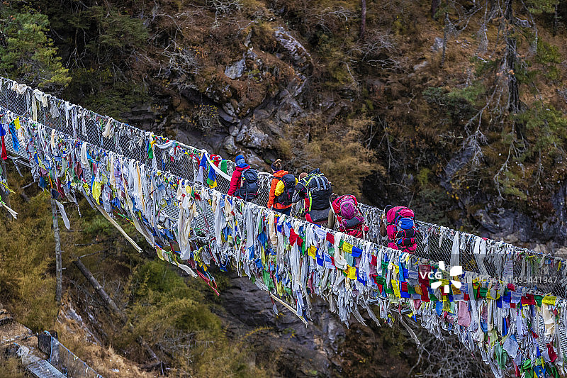珠穆朗玛峰国家公园南池巴扎附近，一群徒步旅行者过吊桥图片素材